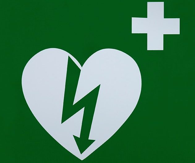 Herzsymbol mit Blitz und Kreuz, symbolisiert Erste Hilfe oder medizinische Unterstützung.