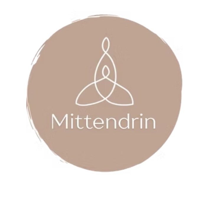 Logo von "Mittendrin" in einem runden, beige Hintergrund mit einer eleganten symbolischen Grafik.