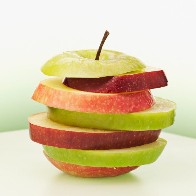 BGM Gestapelte Apfelscheiben in rot und grün, mit einem grünem Apfel oben.