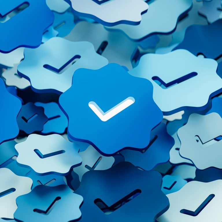 Eine Ansammlung von blauen Häkchen-Emblemen auf einem hellblauen Hintergrund.