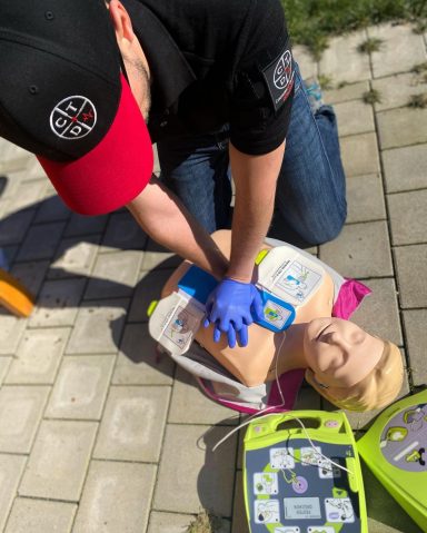 Person führt Herz-Lungen-Wiederbelebung an einer Übungspuppe durch.