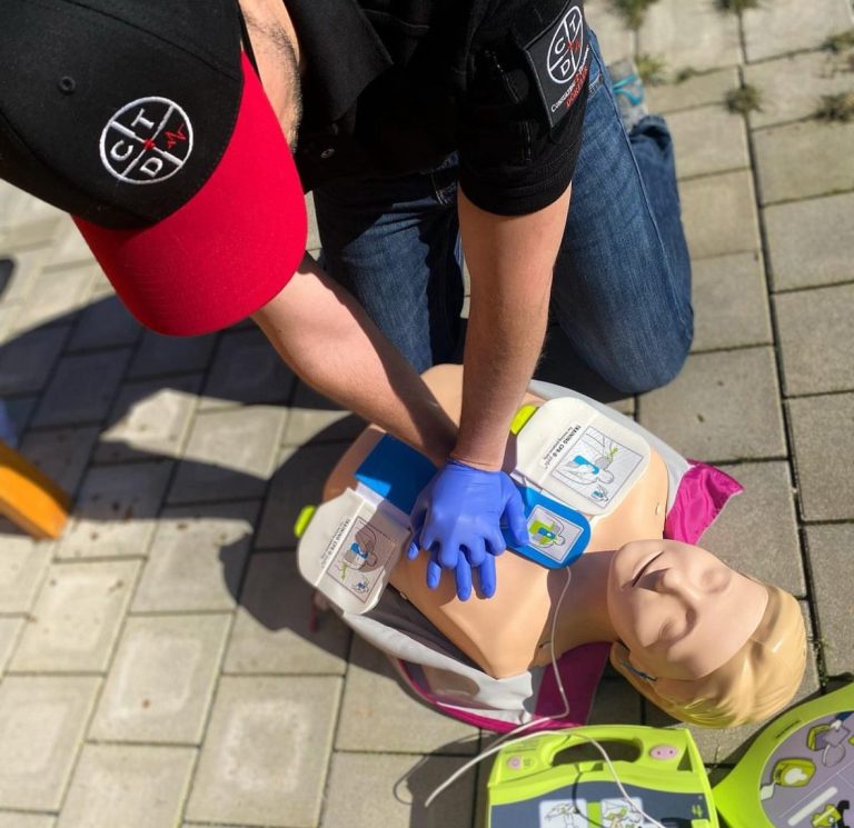 Person führt Wiederbelebung auf einer Übungspuppe durch.