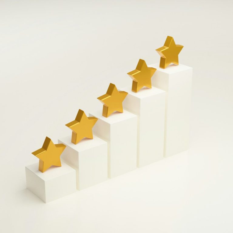 Fünf goldene Sterne auf weißen Würfeln, die ansteigend angeordnet sind.