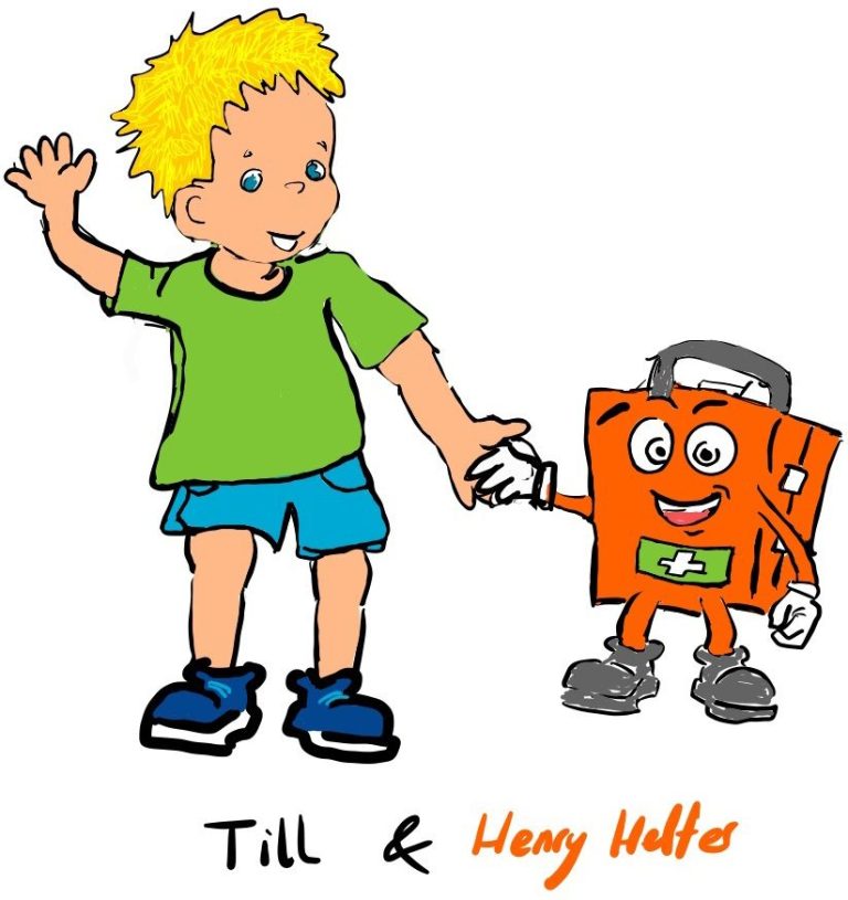 Ein Junge mit blonden Haaren hält die Hand eines orangefarbenen Erste Hilfe Koffers.